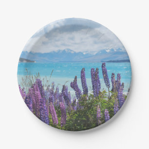 Lavendel aan de oever van het meer papieren bordje