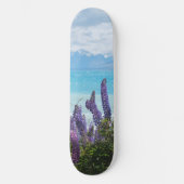 Lavendel aan de oever van het meer persoonlijk skateboard (Voorkant)