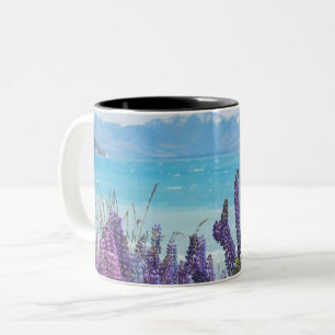 Lavendel aan de oever van het meer tweekleurige koffiemok