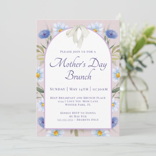 Lavendel Blauw Bloemen Cream Bow Moederdag Brunch Kaart (Staand voorkant)