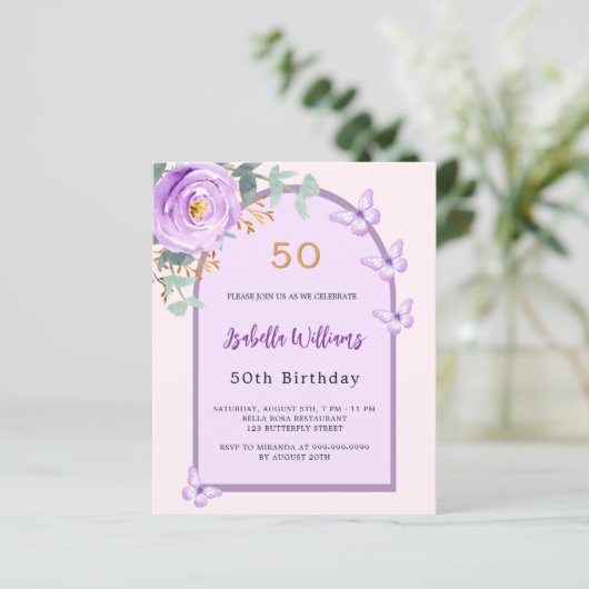 Lavendel bloemboog vlinder Verjaardag uitnodiging (Staand voorkant)