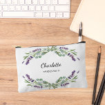 Lavendel bloemen groen bruidsmeisje etui<br><div class="desc">Witte achtergrond,  zwarte en paarse tekst. Versierd met lavendelbloemen en eucalyptusgroen. Personaliseer en voeg de naam van uw bruidsmeisje toe.</div>