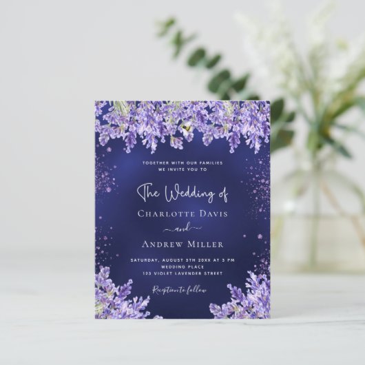 Lavendel bloemen marine blauwe bruiloft uitnodigin (Staand voorkant)
