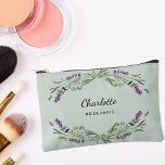 Lavendel bloemen salie groen bruidsmeisje etui<br><div class="desc">Sage groene achtergrond. Versierd met lavendelbloemen en eucalyptusgroen. Personaliseer en voeg de naam van uw bruidsmeisje toe.</div>