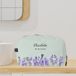 Lavendel bloemen salie groen bruidsmeisje toilettasje<br><div class="desc">Sage groene achtergrond. Versierd met lavendelbloemen. Personaliseer en voeg de naam van uw bridemaide toe.</div>