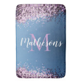 Lavendel Confetti op Blauw Monogram Naam Leuk Badmat (Voorkant Verticaal)