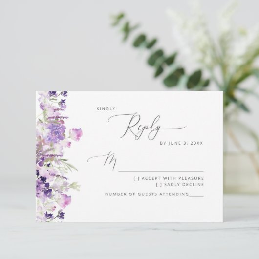 Lavendel elegante wilde bloemen bruiloft RSVP kaar (Staand voorkant)