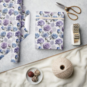 Lavendel en blauwe rozen op een bewolkte grijze ac cadeaupapier
