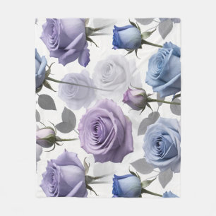Lavendel en blauwe rozen op een bewolkte grijze ac fleece deken