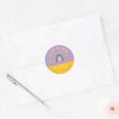 Lavendel en geel regenboog kindernaam ronde sticker (Envelop)