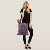 Lavendel en Plum Marble Mandala Patroon Tote Bag (Op model)
