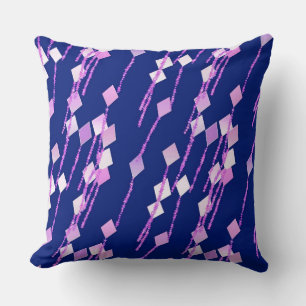 lavendel en roze kites tegen donkerblauw kussen