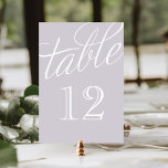 Lavendel en wit Elegant Script Tabelnummers Kaart<br><div class="desc">Eenvoudige en elegante lijstaantalkaarten met een het manuscriptdoopvont van de calligrafiestijl. Pas elke kaart aan met uw tabelnummers om het even welke groottrouwerij of feestdag aan te passen. Klik op Aanpassen om het aantallettertype en de kleur van het getal te wijzigen of de achtergrondkleur te wijzigen in creëer uw eigen...</div>