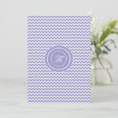 Lavendel en witte Chevron Monogram Bruiloft Kaart (Staand voorkant)