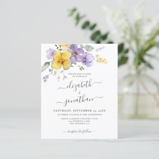 Lavendel geel Paarse budget bruiloft uitnodiging (Staand voorkant)