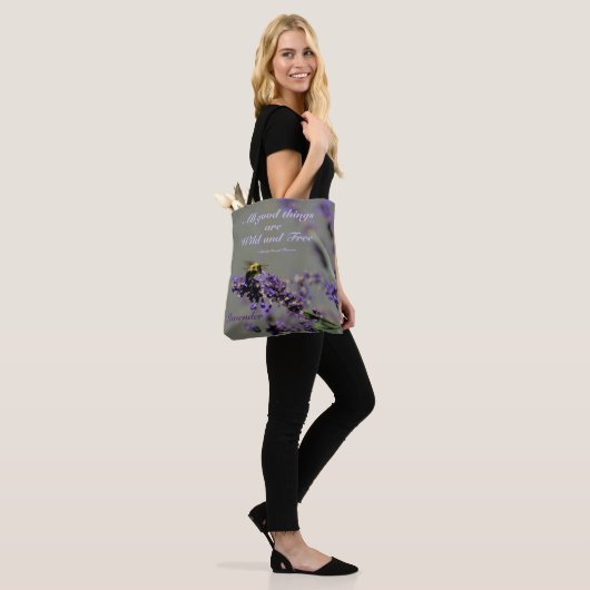 Lavendel Goede Dingen Wild en Free Bumblebee Tote Bag (Op model)