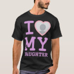 Lavendel Ik hou van mijn dochter | Grappige Vaderd T-shirt<br><div class="desc">Creëer je eigen lavendel Ik hou van mijn dochter Photo Text hoodie met deze moderne en grappige shirt sjabloon met een koele plak serif lettertype en aangepaste foto in een groot rood hart. Voeg je eigen foto, jouw naam of gepersonaliseerde tekst toe. Het T-shirt "I love My dochter" is geïnspireerd...</div>