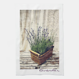 lavendel in een mand theedoek