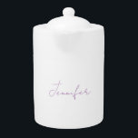 Lavendel Kalligrafie Elegante Eenvoudige Naam Theepot<br><div class="desc">Op zoek naar een mooie kalligrafie met een esthetische handschrift? Dit eenvoudige,  opvallende design is voor u. Dit product druist onmiddellijk in tegen degenen die het zien. Het mooie en smaakzame ontwerp zal direct de kwaliteit van uw relatie en familie weerspiegelen.</div>