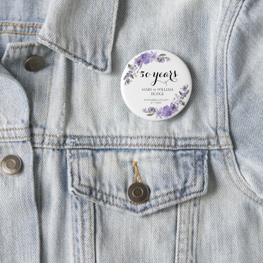 Lavendel paarse bloemetjes 50e trouwdag ronde button 5,7 cm (In situ)