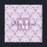 Lavendel Paarse Damast Monogram met Naam Magneet<br><div class="desc">Deze  magneet heeft een wit damast patroon over een lavendel of lichte paarse achtergrond. Het ontwerp is gepersonaliseerd met een monogram initiaal letter en een aanpasbare naam. Dit  vrouwelijke patroon maakt het een geweldig cadeau voor elke vrouw of meisje.</div>