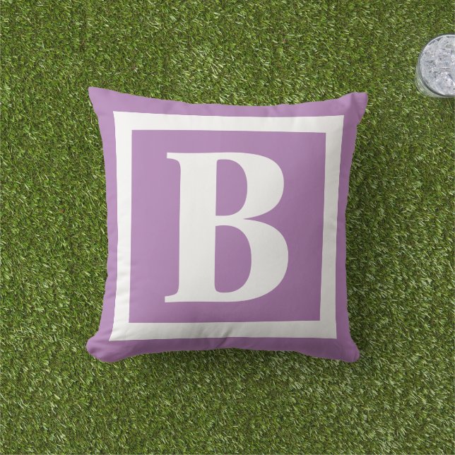 Lavendel Paarse Modern Monogram Letter Buitenkussen (Gras)