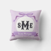 Lavendel Paarse Reverse Greek Key Bow Monogram Kussen (Achterkant)