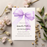 Lavendel strik crème elegant Quinceanera Kaart<br><div class="desc">Een zacht beige,  crèmekleurige achtergrond,  versierd met een grote lavendel,  violet,  paarse boog. Personaliseer en voeg een naam en partijgegevens toe.</div>