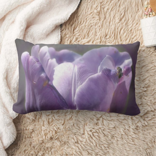 Lavendel Tulp Met Kleine Bij Close-up  Kussen (Deken)