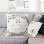 Lavendel violette bloemen trouwdag kussen<br><div class="desc">Witte achtergrond,  violette,  groene en zwarte tekst. Versierd met lavendelbloemen en eucalyptusgroen. Personaliseer en voeg uw namen en de trouwdatum of jubileumdatum toe.</div>