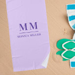Lavendel violette monogram initialen naam strandlaken<br><div class="desc">Lavendel,  violette achtergrond. Personaliseer en voeg uw monogram initialen en volledige naam. Paarse tekst.</div>
