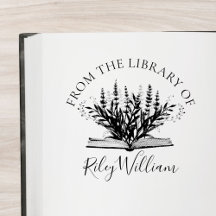 Lavendelbloem groeit uit boek ex-libris