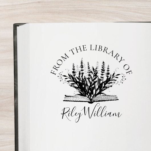 Lavendelbloem groeit uit boek Ex Libris Zelfinktende Stempel