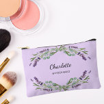 Lavendelbloemen violette bruidsmeisje etui<br><div class="desc">Een violette achtergrond. Versierd met lavendelbloemen en eucalyptusgroen. Personaliseer en voeg de naam van uw bruidsmeisje toe.</div>