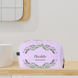 Lavendelbloemen violette bruidsmeisje toilettasje<br><div class="desc">Een violette achtergrond. Versierd met lavendelbloemen en eucalyptusgroen. Personaliseer en voeg de naam van uw bruidsmeisje toe.</div>