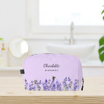 Lavendelbloemen violette bruidsmeisje toilettasje<br><div class="desc">Violette achtergrond. Versierd met lavendelbloemen. Personaliseer en voeg de naam van uw bridemaide toe.</div>