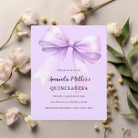 Lavendelboog elegante Quinceanera uitnodiging<br><div class="desc">Een zachte lavendel,  paarse achtergrond,  versierd met een grote boog. Personaliseer en voeg een naam en partijgegevens toe. 1 vel = 1 uitnodiging bedrukt rand tot rand.</div>