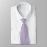 Lavendelgrijs Paarse Mid Century Solid kleur Stropdas<br><div class="desc">Stropdas business suit en casual leuke mode statement kleding accessoire bedrukt met Lavender Grey Paarse Classic 1950's 1960's 1970 Mid Century Retro Solid Color Design van TheFabricSeal print on demand shop op Zazzle.com #ZazzleMade https://www.zazzle.com/store/thefabricseal Met initialen F S voor onze shop Fabric Seal op de onderrug die u gemakkelijk kunt...</div>
