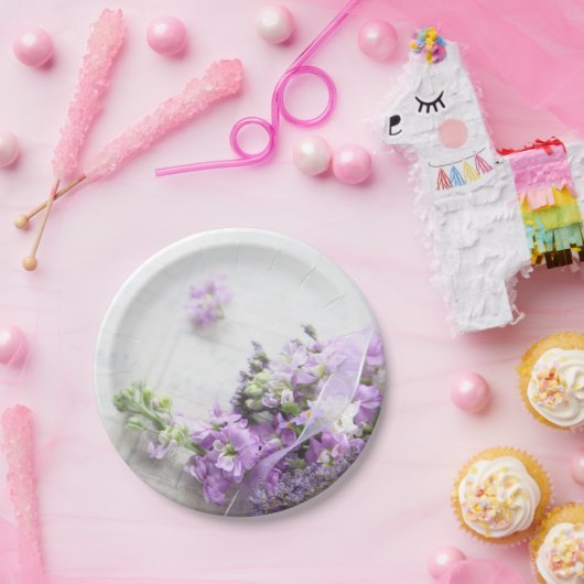 Lavendelkleurige bloemen op oude muziek papieren bordje (Feest)