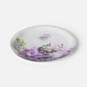 Lavendelkleurige bloemen op oude muziek papieren bordje (Gekanteld)