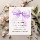 Lavendelstrik crème Quinceanera uitnodiging<br><div class="desc">Een zacht beige,  crèmekleurige achtergrond,  versierd met een grote lavendel,  violet,  paarse boog. Personaliseer en voeg een naam en partijgegevens toe. 1 vel = 1 uitnodiging bedrukt rand tot rand.</div>
