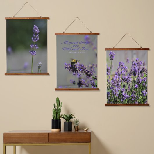 Lavender All Good Des Wild and Free Bumblebee Hangend Wandkleed (Asymmetrisch)