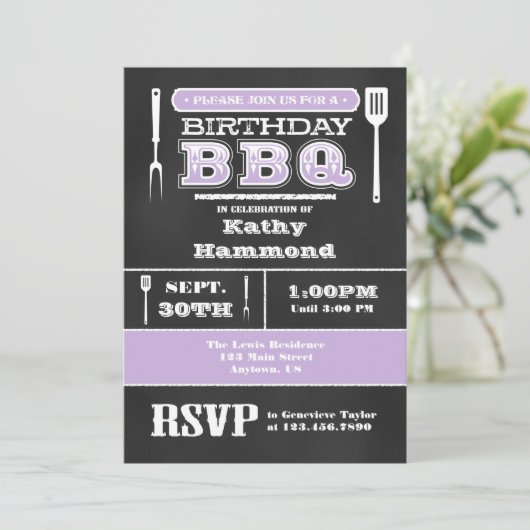 Lavender BBQ Birthday Chalkboard Uitnodiging (Staand voorkant)