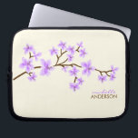 Lavender Cherry Blossingboom Laptop Sleeve<br><div class="desc">De persoonlijke laptophoes bevat een prachtige vectorafbeelding van een kersbloesems of sakura-boom. Pas aan met jouw naam,  monogram,  initialen of tekst van uw keuze. 
 Mujka</div>