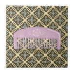 Lavender Comb over Chocolate Background Tegeltje<br><div class="desc">Een mooie lavenderkomkommer zit op een chocolade achtergrond in deze afdruk van Megan Meagher. Florale design komen van achter de kam,  die er ook een mooie bloem op heeft. Een groot cadeau voor fashionisten of liefhebbers van paars!</div>
