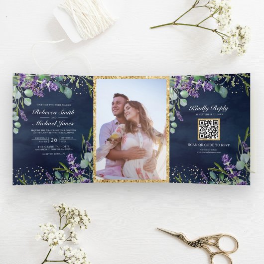 Lavender en Eucalyptus Navy Blue QR Code Weddensch Drieluik Uitnodiging