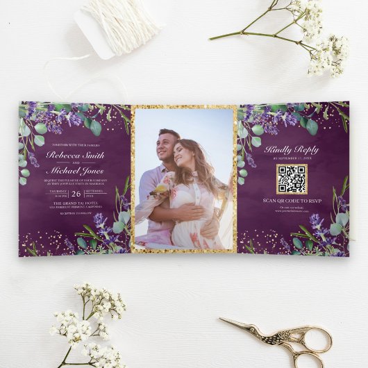 Lavender en Eucalyptus Paarse QR Code Weddenschap Drieluik Uitnodiging