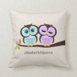 Lavender en Mint Owls Wedding Kussen<br><div class="desc">Deze decoratieve kussens is voorzien van een prachtige vectorillustratie van twee uilen op een tak en is perfect voor elke lente,  zomer,  herfst of winterbruiloft. Pas je aan met je namen,  monogram of initialen en je trouwdag.</div>