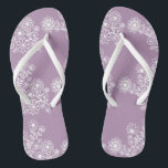 Lavender Floral Teenslippers<br><div class="desc">Een schattige gast geeft je het voordeel dat je het strand van je bestemming of de trouwreceptie van je kant krijgt. Laat je vrouwelijke gasten de nacht in deze comfortabele teenslippers dansen. Plaats de teenslippers in een mand naast de dansvloer. De achtergrondkleur van de steekproef wordt getoond in een lavender...</div>