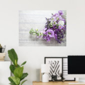 lavender-gekleurde bloemen op oud poster (Thuiskantoor)